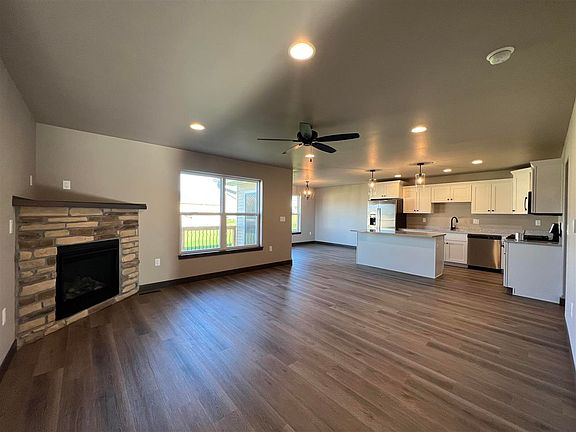 4th image of 625 Creekside Dr