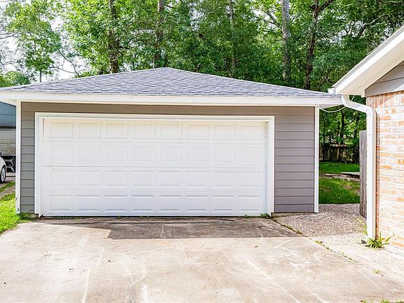 5th image of 1208 Pin Oak Dr