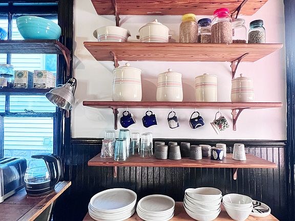 Kitchen open shelves