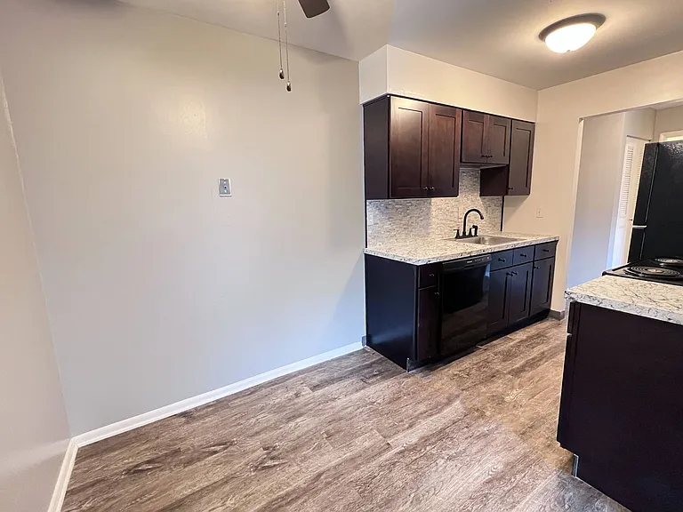 Crown Pointe Apartments — Photo 43
