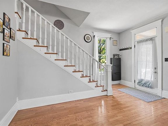 5th image of 329 W 3rd St
