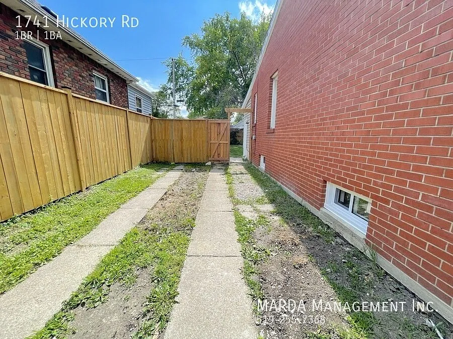 Renovated 1 Bed / 1 Bath Single Family Home + Utilities — Photo 2