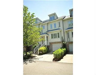 121 Saint Charles Ct photo 1