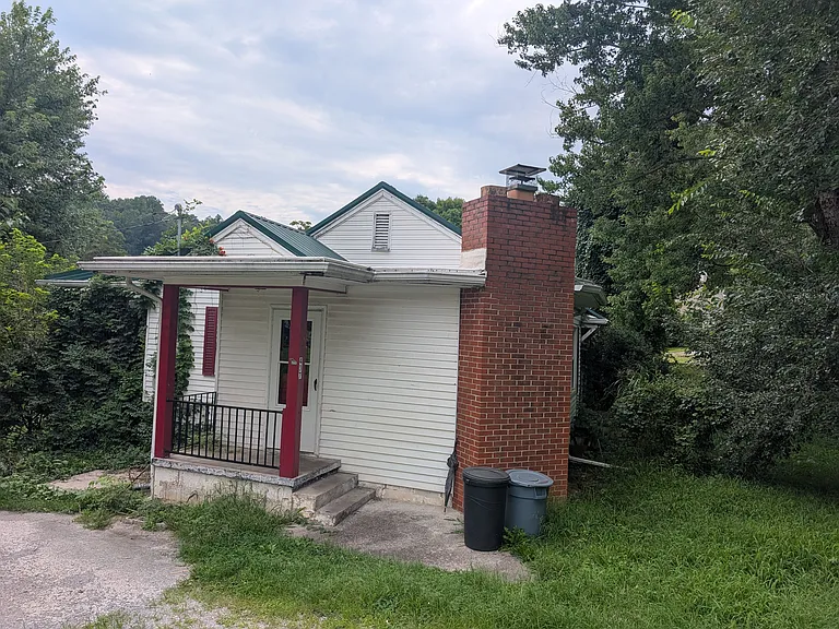 437 Linden Cir — Photo 4