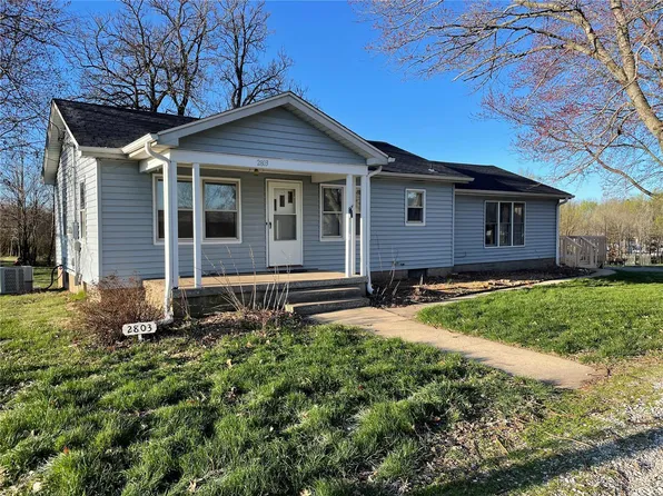 2803 Canterbury Dr, Godfrey, IL 62035