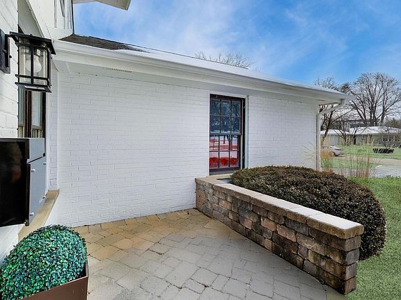 3rd image of 305 Columbine Dr
