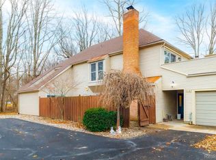 8063 Colony Dr APT 1, Grosse Ile, MI 48138