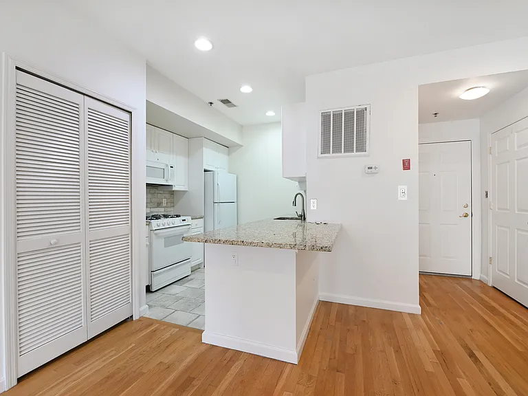 901 Madison St #5D — Photo 6