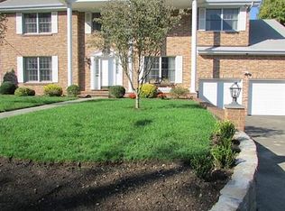 120 Sailors Ln, Bridgeport, CT 06605