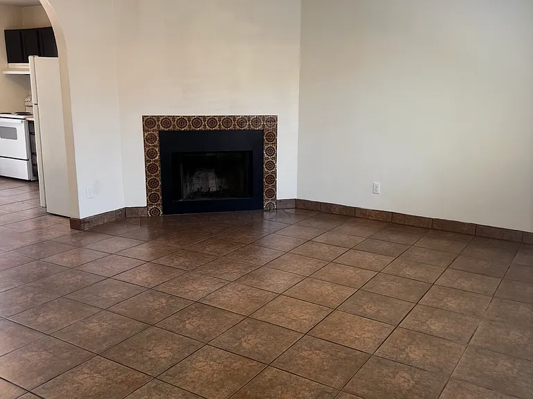 1921 N Madelyn Ave — Photo 7