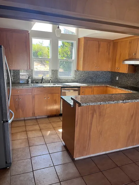 3 bed, 2333 sqft, $5,900 — Photo 3