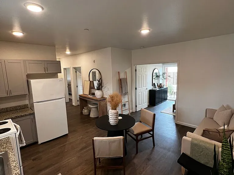864 Pioneer St — Photo 33