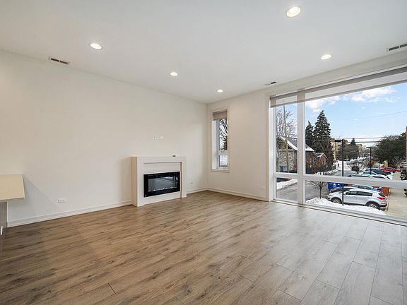 5th image of 4119U N Narragansett Ave #101