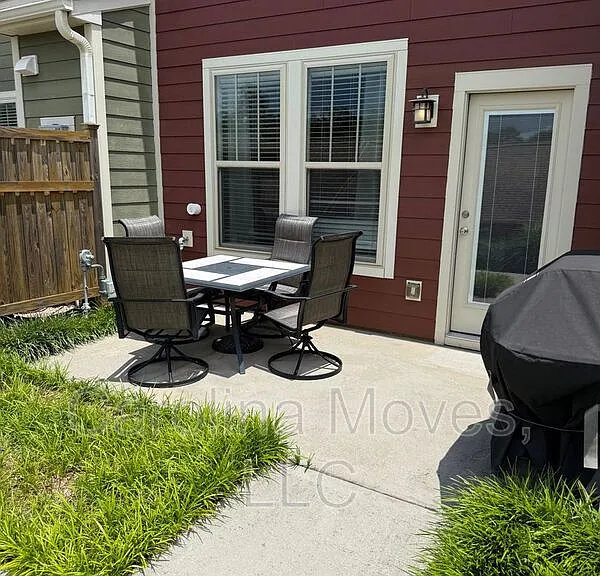 604 Springbank Aly — Photo 17