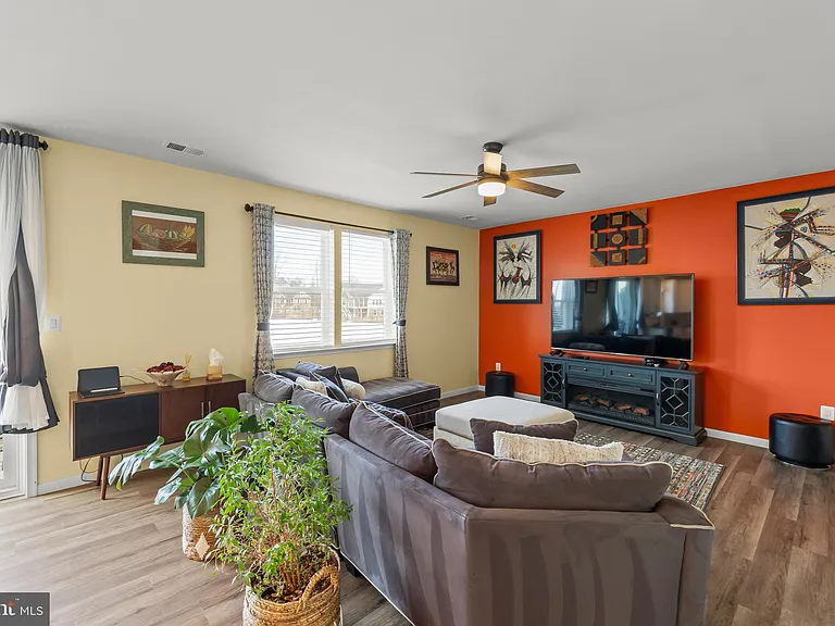 124 Lenore Ln — Photo 9