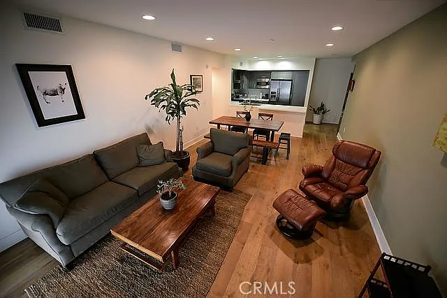 7133 Hawthorn Ave #202 — Photo 6