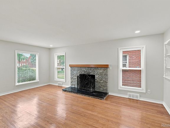 3rd image of 16130 Whitcomb St