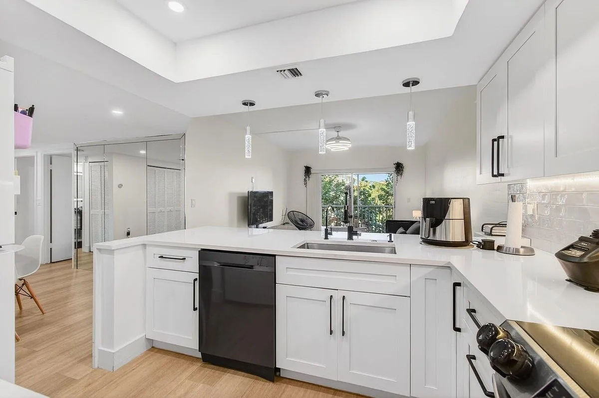 2 bed, 2.0 bath, 918 sqft, $2,500 — Photo 3