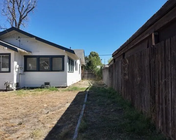 2416 Chester Ln — Photo 15