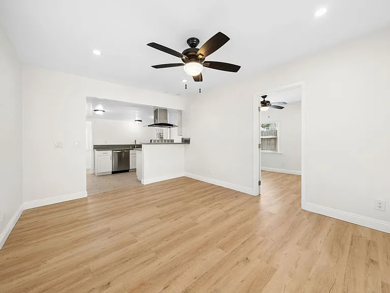 2545 Elden Ave — Photo 9