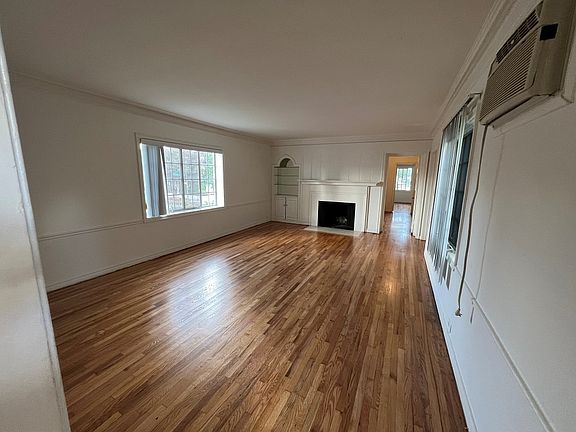 4th image of 9818 Roxbury Dr #9818