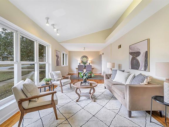 3rd image of 17 Country Fair Ln
