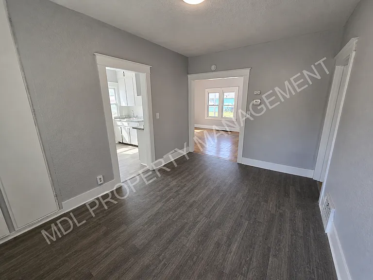 1108 W Holland Ave — Photo 6