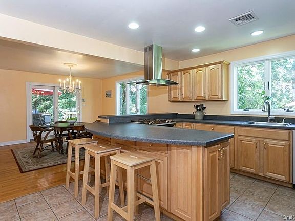 3rd image of 311 Fulle Dr