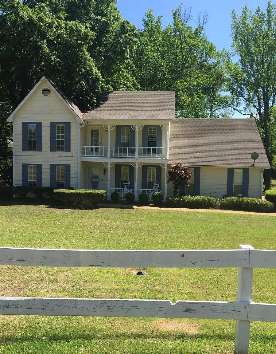 4 bed, 2.5 bath, 2550 sqft, $2,200 — Photo 1