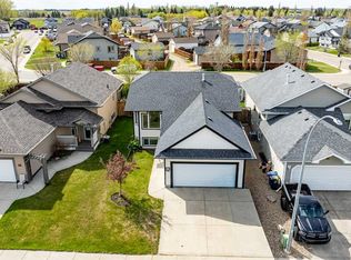 22 E McDougall Close, Penhold, AB T0M1R0