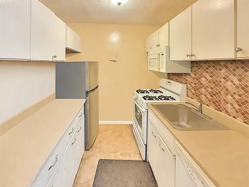 1 bed, 1.0 bath, 735 sqft, $1,607 — Photo 2