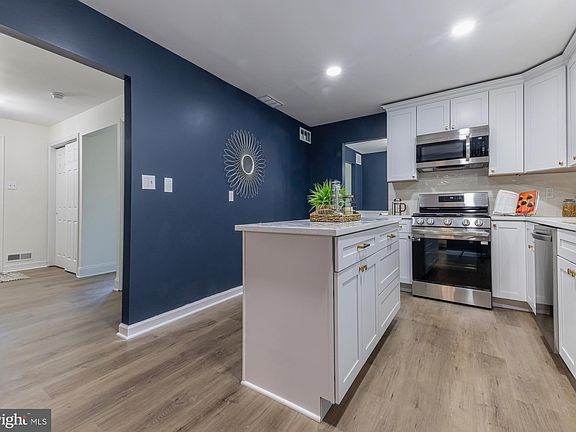 5th image of 27 Lantern Ln