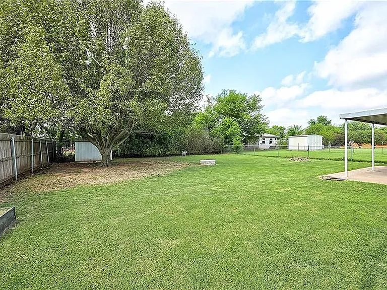 704 Crestmoor Dr — Photo 18