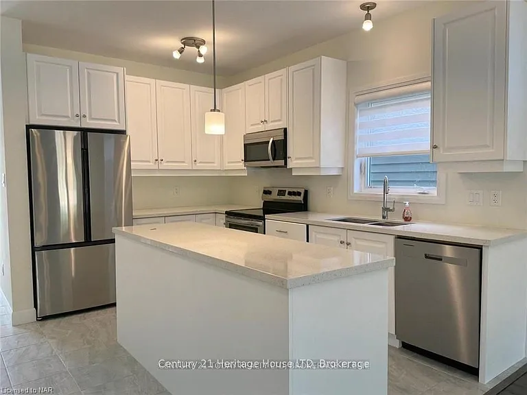 11 Beachwalk Cres — Photo 2