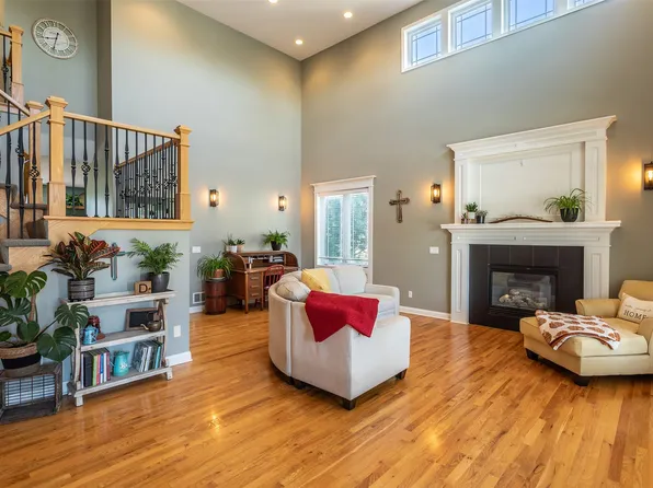 16565 Briarwood Ct, Clive, IA 50325