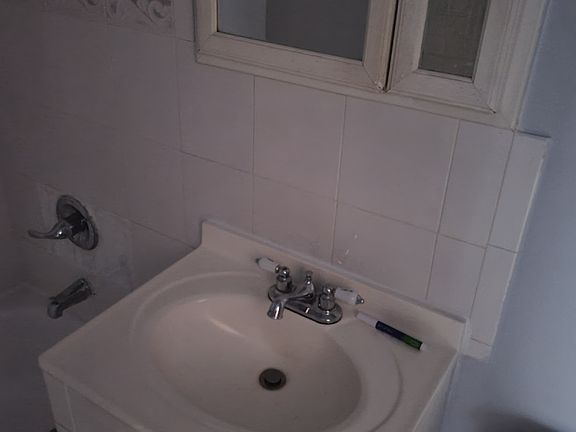 3rd image of 6924 Hillmeyer Ave