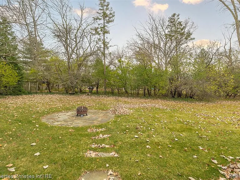 16219 Elizabeth St — Photo 26