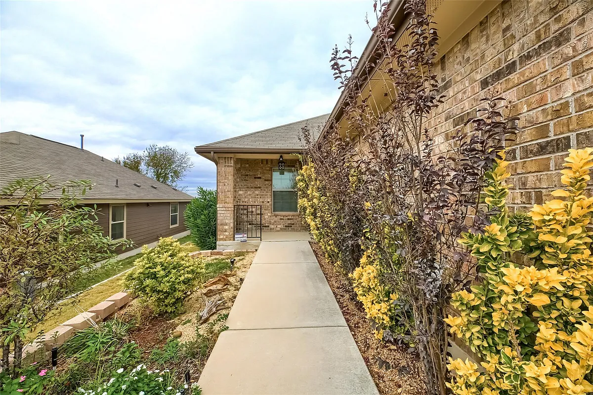 Building Photo - 10104 Deer Chase Trl