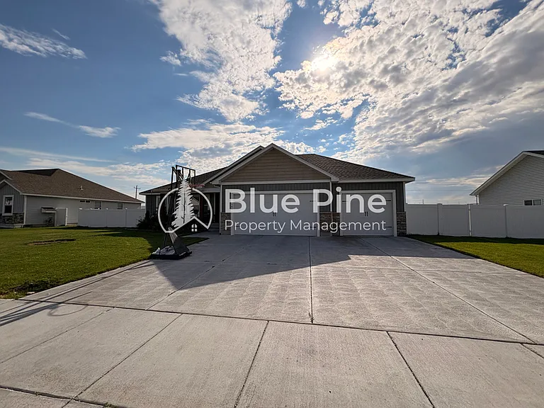 1890 Mesa Canyon Dr — Photo 2