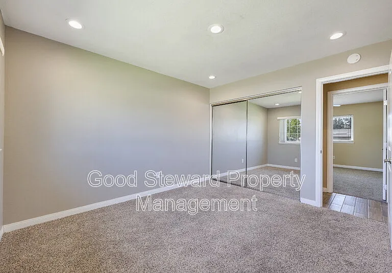 1219 N Van Buren St — Photo 23