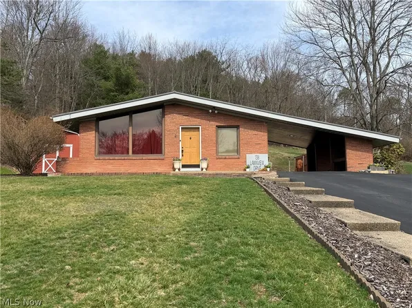 138 Lawnview Dr, New Cumberland, WV 26047