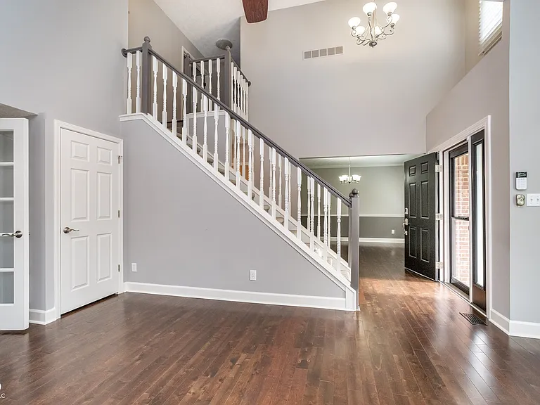 13738 Roswell Dr — Photo 2