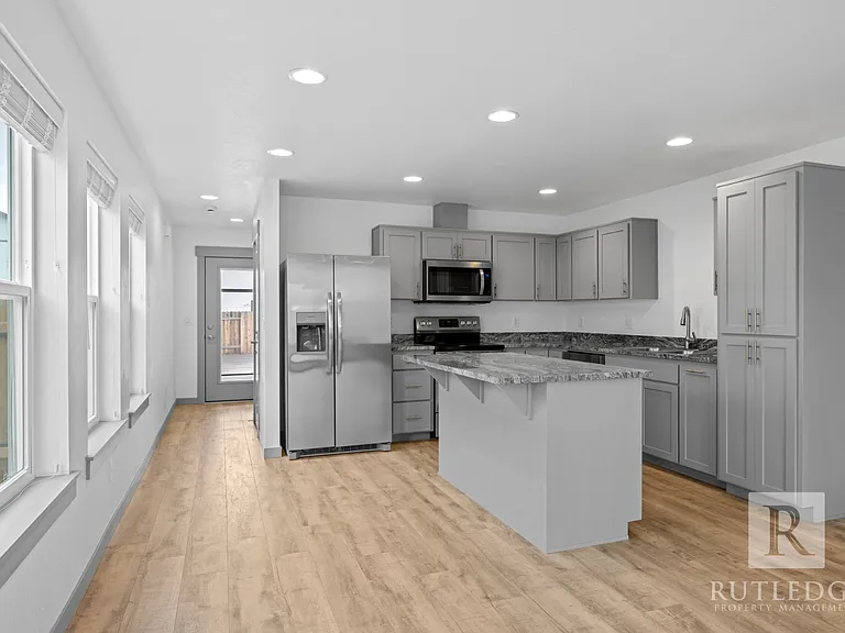 347 Lozier Ln — Photo 7