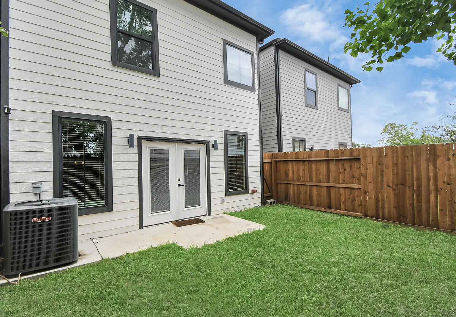 3 bed, 2.5 bath, 1912 sqft, $2,400 — Photo 2