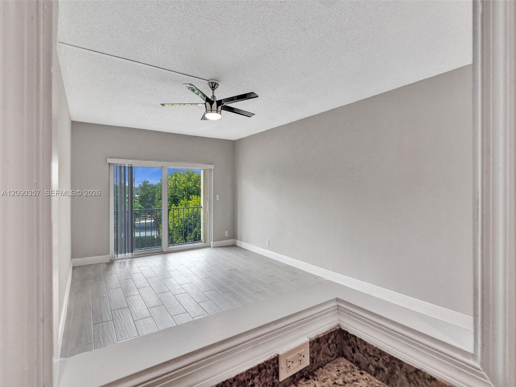 400 N Riverside Dr, photo 8