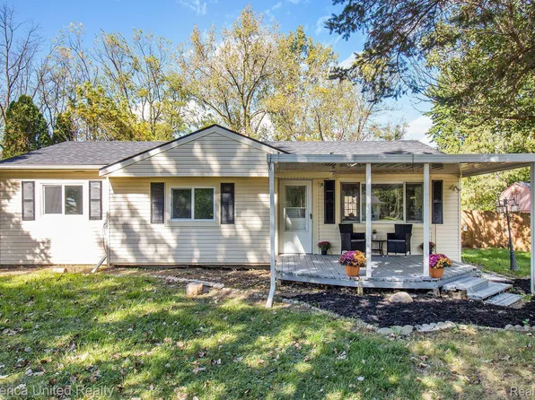 310 Cedar River Dr, Fowlerville, MI 48836