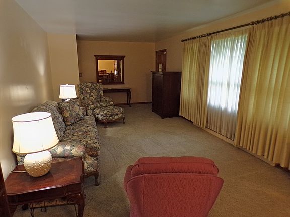 3rd image of 1712 Valley Dr