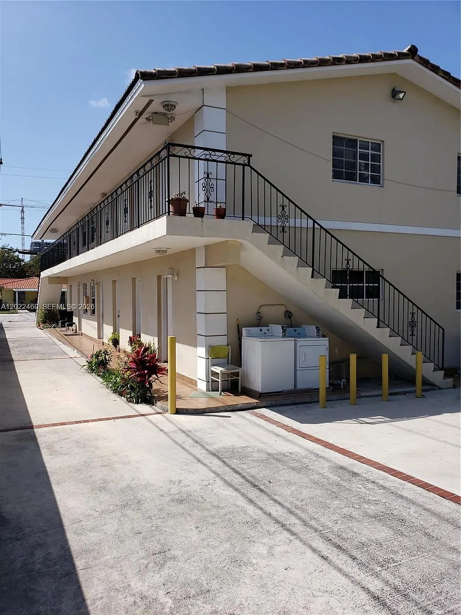 Building Photo - 2725 SW 25th St #1