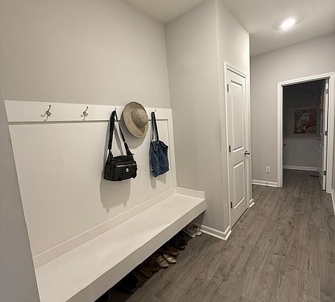 4th image of 648 Meadowlark Dr