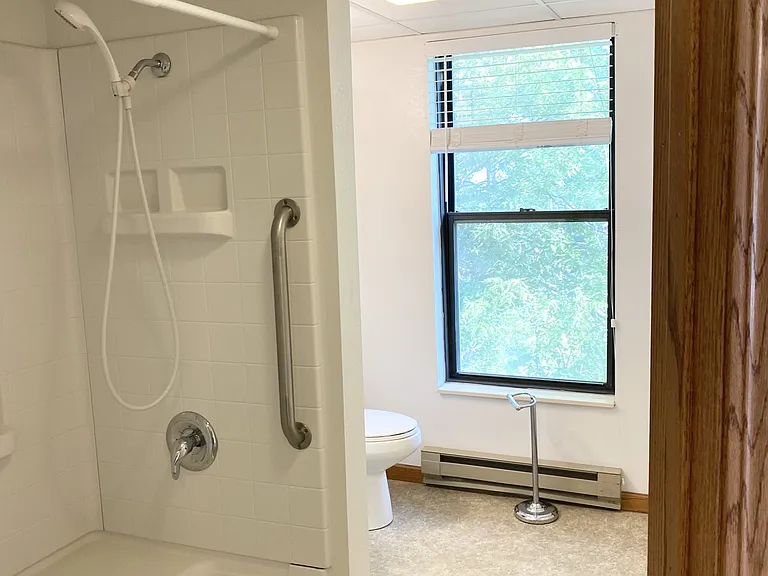 AM 305 Full Bathroom